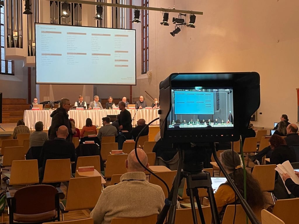 Der Stadtrat tagt zum letzten Mal in der Ulrichskirche. Ab Februar sollen die Sitzungen wieder im sanierten Saal des Stadthauses stattfinden.
