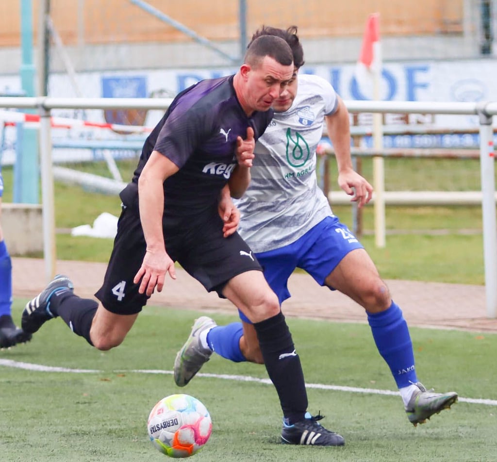 Krzysztof Jacek Kaczmarek (schwarzes Trikot) und die Elf von Landesliga-Spitzenreiter Edelweiß Arnstedt testen in Ottersleben.