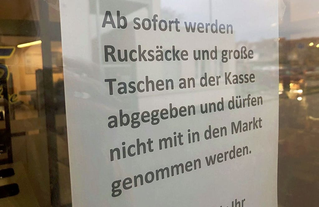 Ein Schild an einer Edeka-Filiale in Stendal. Kunden dürfen ihre Rucksäcke und Taschen nicht mehr mit in den Laden nehmen.