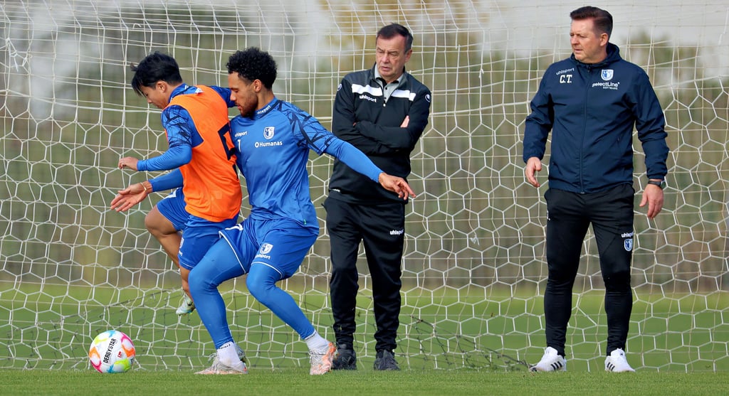 Magdeburgs Sportchef Otmar Schork (hinten mittig) und Trainer Christian Titz (hinten rechts) hatten ihre Planung in Sachen Neuzugänge schon vor diesem Dienstag abgeschlossen. Und verlassen hat die Elbestädter auch kein Spieler mehr.