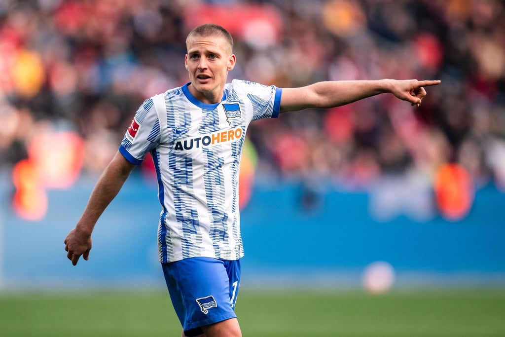 Herthas Santiago Ascacibar gestikuliert während einer Partie.