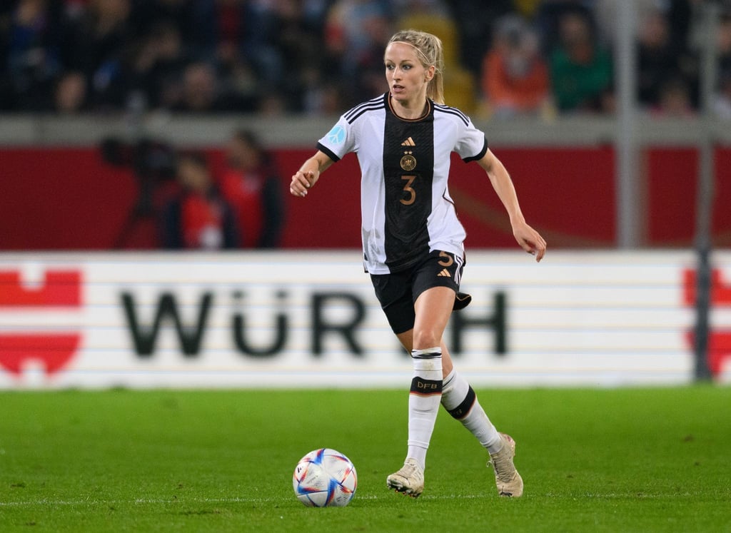 Deutschlands Nationalspielerin Kathrin Hendrich spielt den Ball.