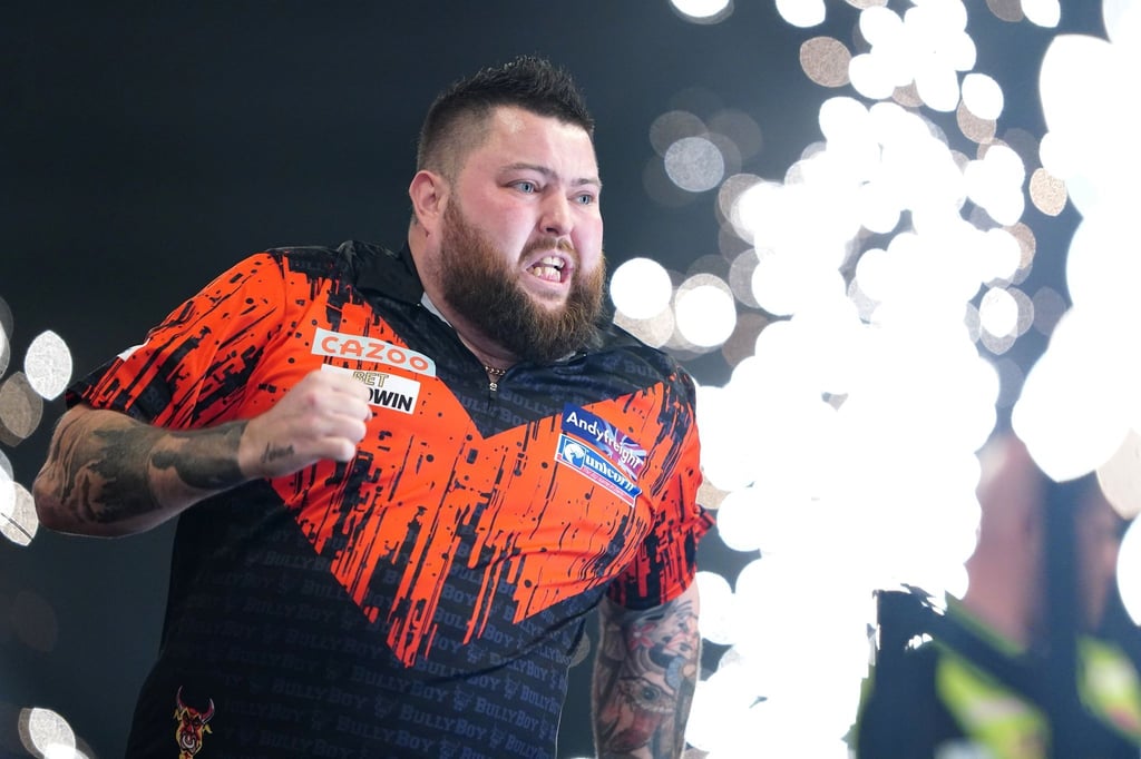 Michael Smith feiert ausgelassen den größten Erfolg seiner Karriere.