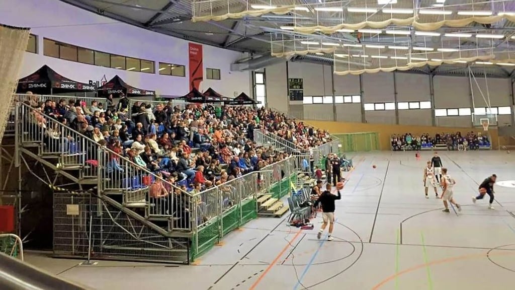 Die Arena im Ascherslebener Ballhaus war rappelvoll bei einem Antimobbing-Projekt. Zum Programm gehörte auch ein Basketball-Spiel.