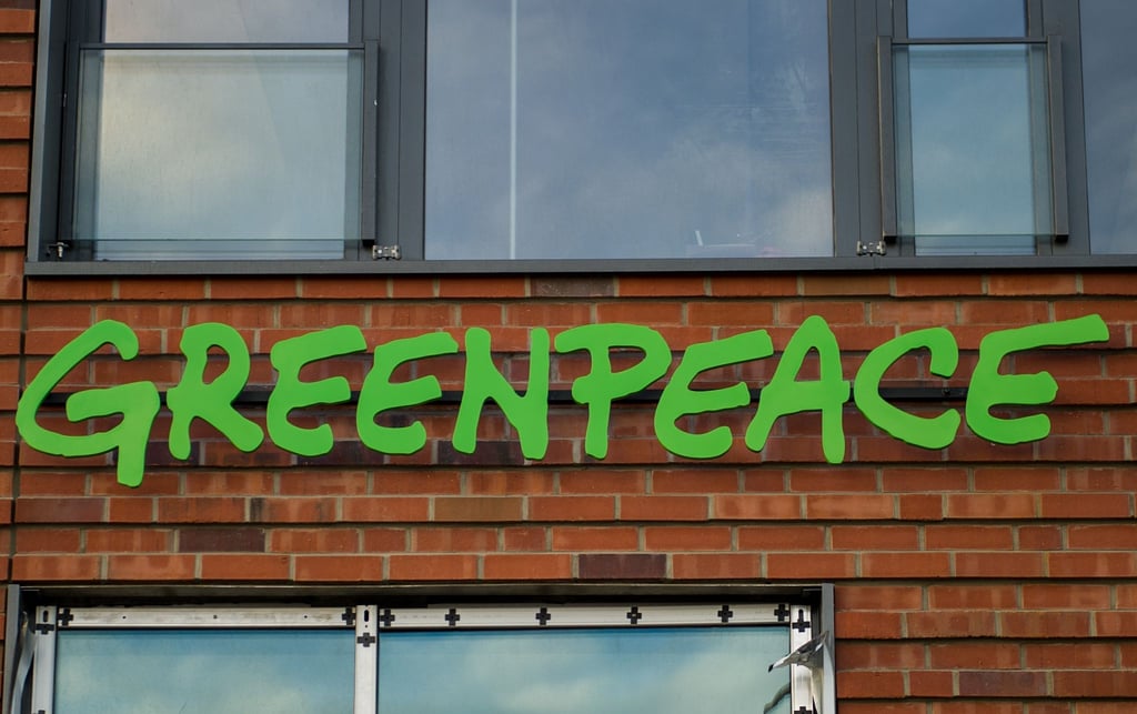 Der Schriftzug „Greenpeace“ am Gebäude der Umweltschutzorganisation Greenpeace.