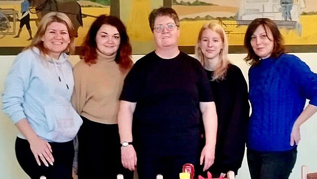 Im Rahmen einer gemeinsamen Feierstunde bedankte sich das Organisationsteam mit Olha und Irina, Bettina Wloch sowie Daria und Nataliia (von links) für die Hilfe. 