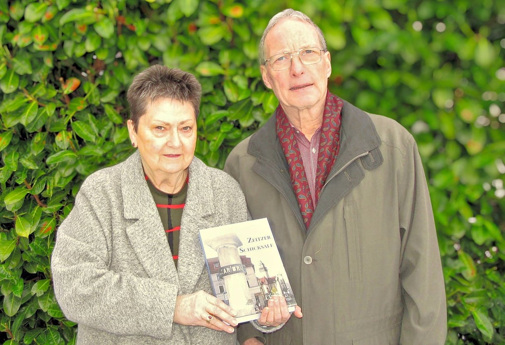 Henriette und Oskar Schmidt präsentieren das Buch „Zeitzer Schicksale“. Darin geben sie den Opfern der SED-Diktatur aus Zeitz und Umgebung ein Gesicht.