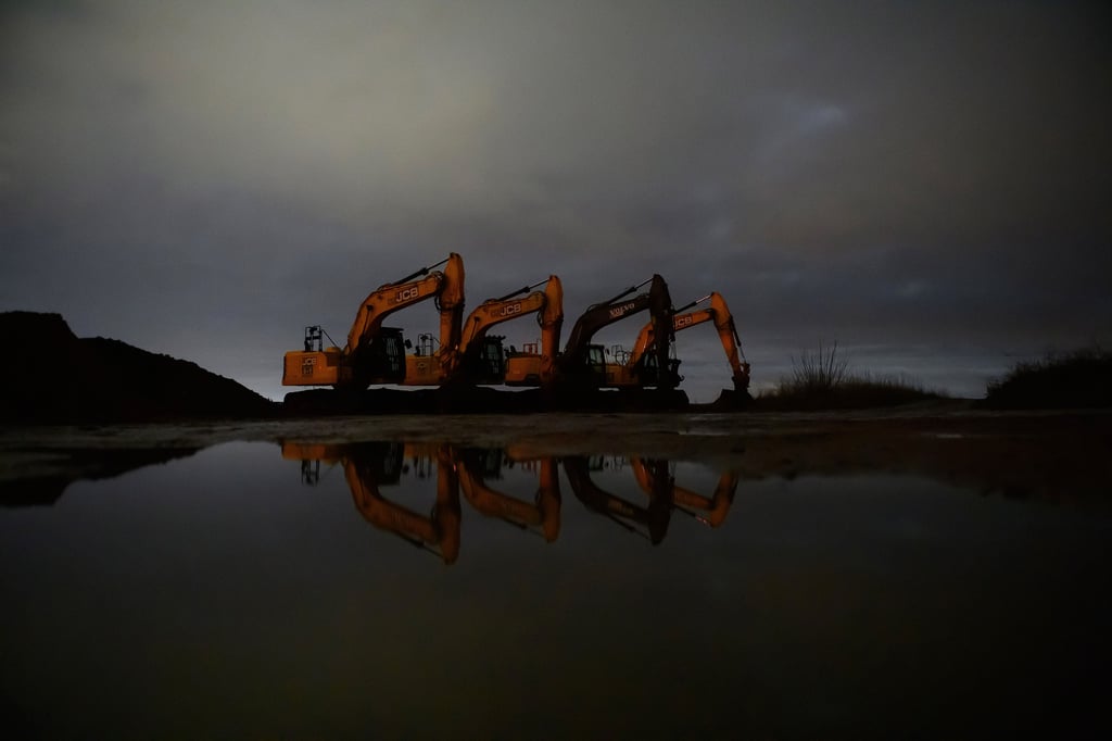 Bagger stehen im Morgengrauen in Magdeburg-Eulenberg. Hier will Intel voraussichtlich ab 2024 zwei Fabriken bauen. Jetzt wurde das Gelände archäologisch untersucht. Die aktuellen Geschäftszahlen des Chipherstellers sehen allerdings düster aus.