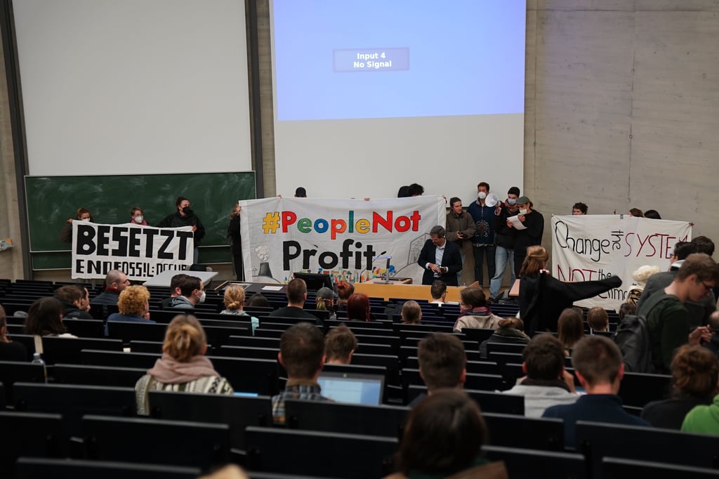 Die Protestierer der Gruppe "End Fossil: Occupy" im großen Hörsaal des Audimax am halleschen Uniplatz.