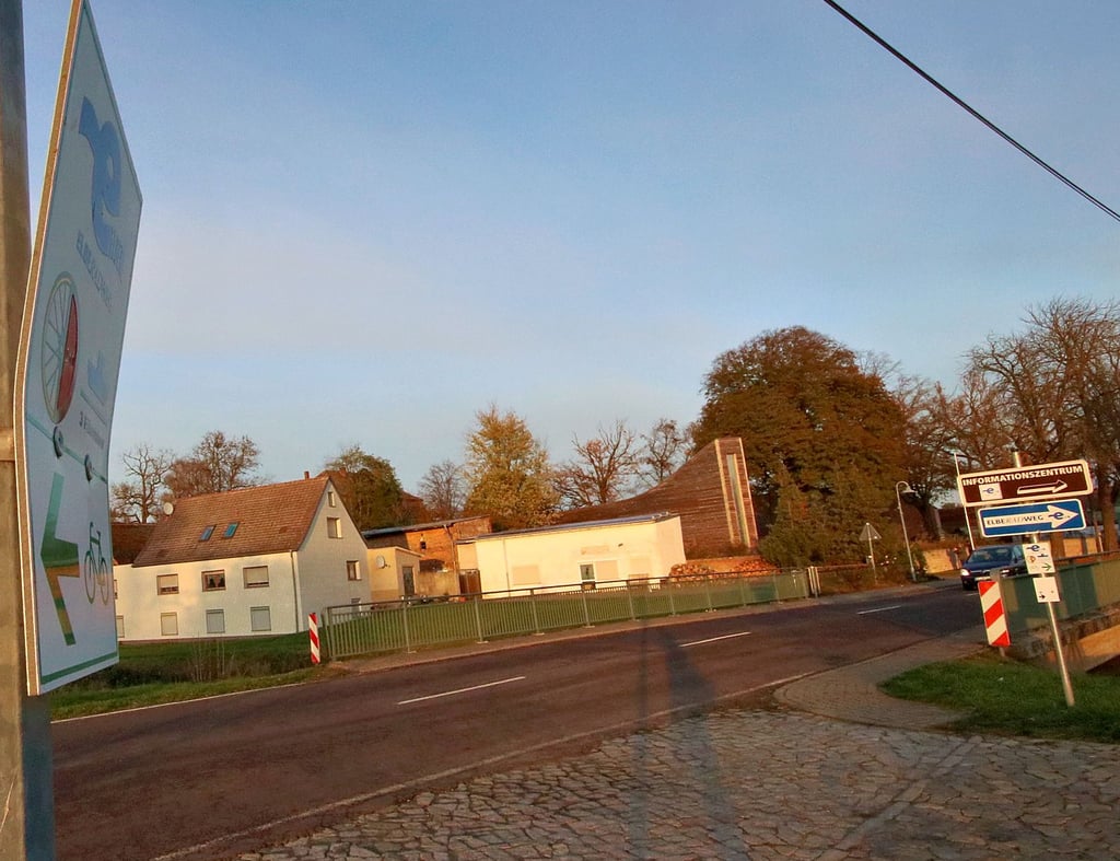 Etwas unscheinbar steht die Arche im Hintergrund am Elberadweg. Das Gotteshaus wurde auch für die Radfahrer an der Elbe errichtet.