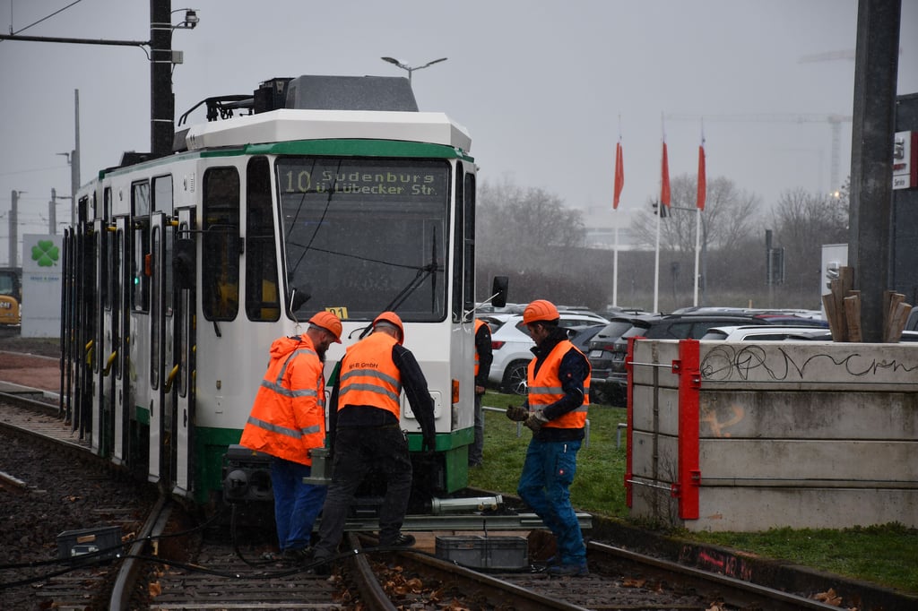In Magdeburg-Rothensee ist eine Straßenbahn entgleist.