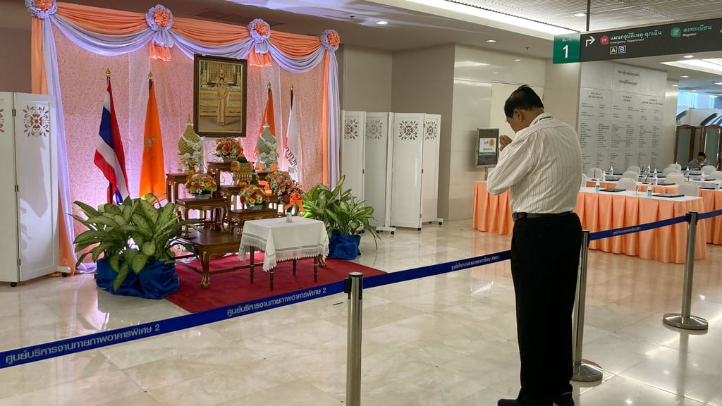 Im King Chulalongkorn Memorial Hospital in Bangkok betet ein Mann für Prinzessin Bajrakitiyabha.