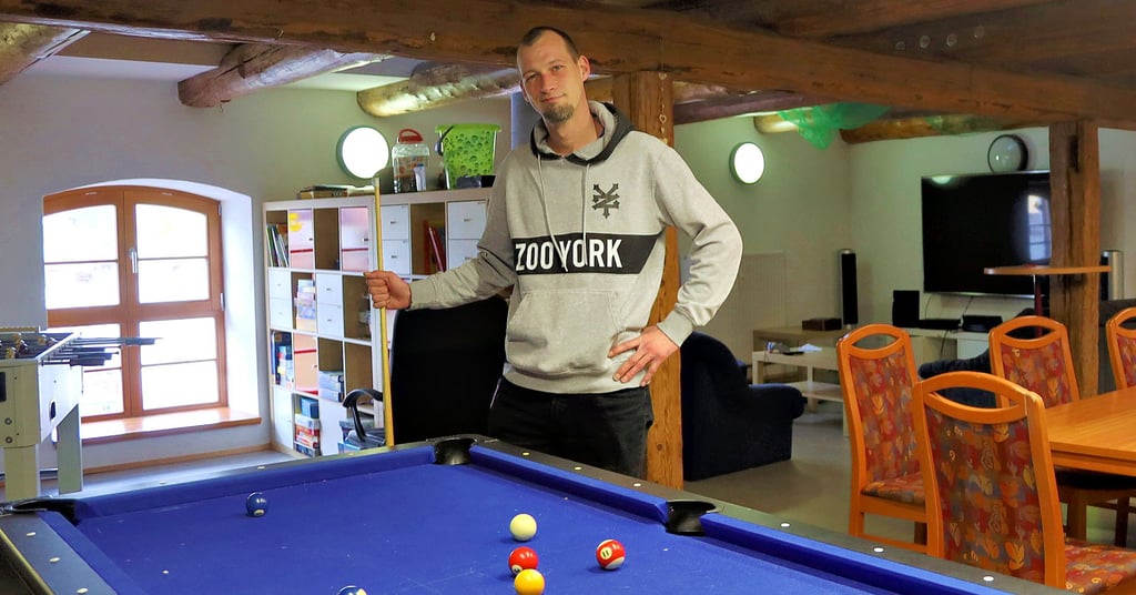 Spielt selbst gern Billard im Kinder- und Jugendclub in Meitzendorf: Der 34-Jährige Benjanmin Lorenz ist der neue Sozialarbeiter der Gemeinde Barleben.