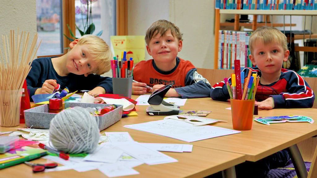 Louis, Lennard und Emil (v.l.) basteln in der Bibliothek