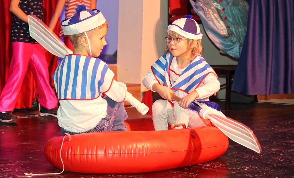 Der „Singene Kindergarten“ aus Rochau präsentierte ein knallrotes Gummiboot, natürlich passend zum Lied.