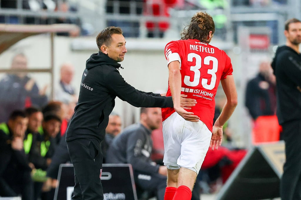 André Meyer, hier mit HFC-Kapitän Jonas Nietfeld.