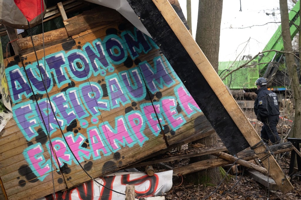 „Autonome Freiräume erkämpfen“ steht auf einem zusammengestürzten Baumhaus im Fechenheimer Wald.