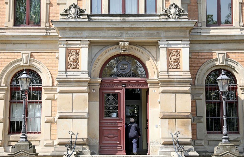 Justizbeamte betreten das Amtsgericht.