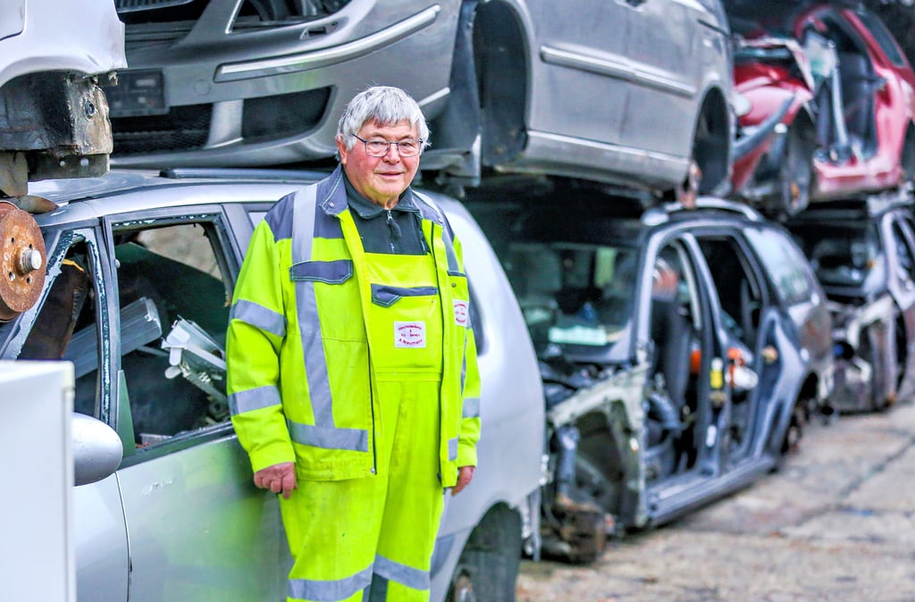 Alfred Naumann ist seit 1958 selbstständiger Abschleppdienst-Unternehmer. Auch mit 83 Jahren packt er noch mit an und brennt für seinen Job.