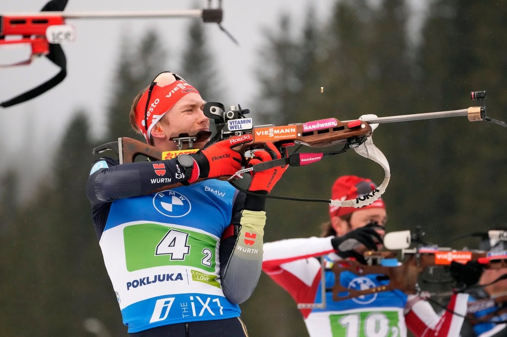 DSV-Athlet Benedikt Doll (l) kam beim Weltcup im slowenischen Pokljuka mit der deutschen Mixed-Staffel nicht über Rang fünf hinaus.