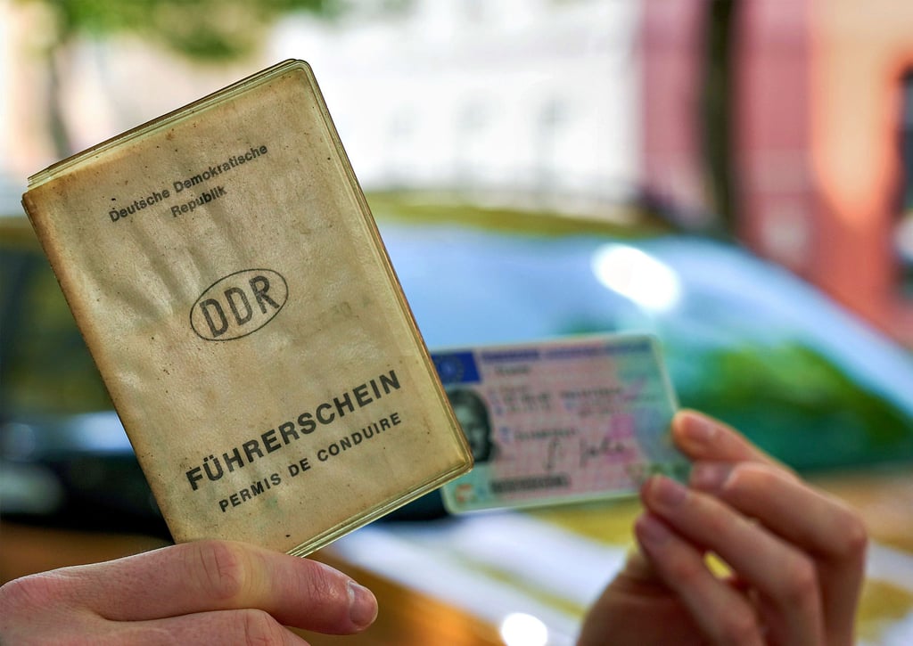 Tausende noch gültige Führerscheine – wie dieser aus DDR-Zeiten – müssen ins Scheckkartenformat umgetauscht werden.