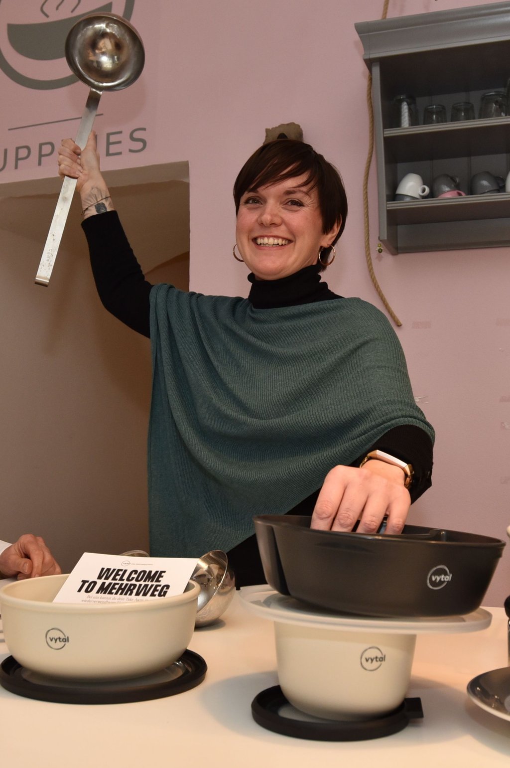 Melanie Houschka bietet in ihrem Bistro "Suppines" bereits Mehrwegboxen an, in denen Kunden ihr Essen mitnehmen können.