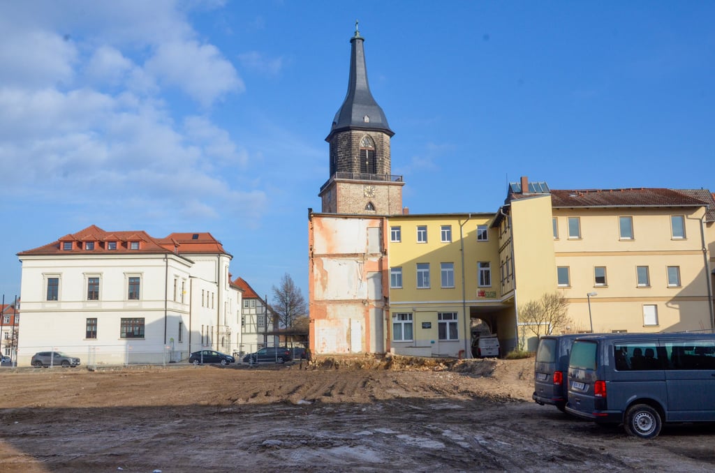 Derzeit liegt die Fläche zwischen Holzmarktstraße und Rathaus frei, auf der früher das Rolandkaufhaus stand.