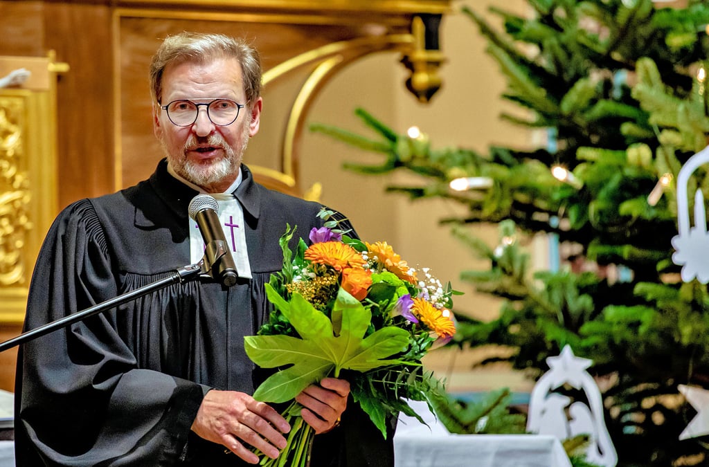 Pfarrer Lothar Scholz ist nun Ruheständler. Die Blumen zum Abschied überreichte der Vorsitzende des Gemeindekirchenrates, Winfried Mylius.