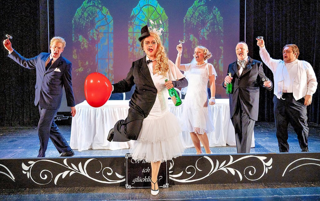 Das Ensemble der Kabarett-Revue „Wie werde ich reich und glücklich“ auf der Kammerbühne in Halberstadt.