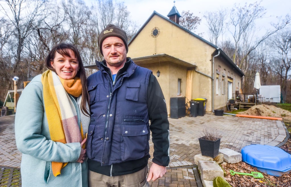 Matthias und Elke Sündermann stehen vor ihrem ungewöhnlichen Zuhause – einer umgebauten Kirche in Merseburg-Süd.