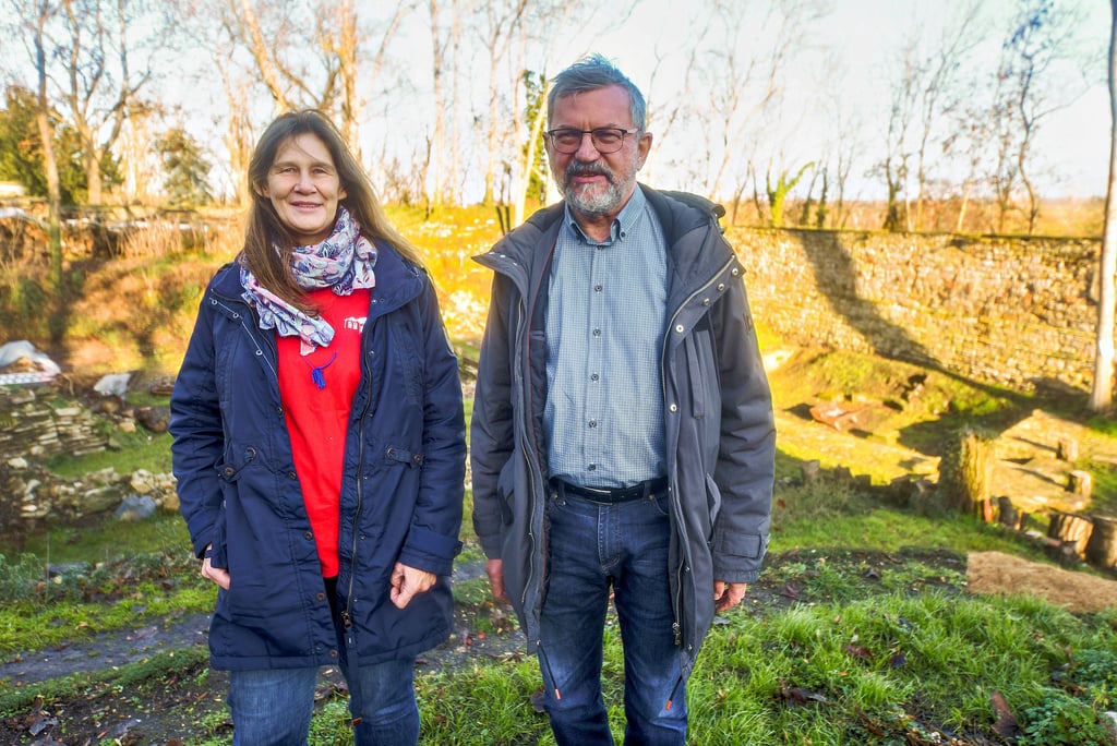 Vereinschef Günter Reinhold (r.) und Vereinsmitglied Katrin Prause auf dem Grabungsfeld, das Anfang des 20. Jahrhunderts angelegt wurde und jetzt wieder sichtbar gemacht wird.