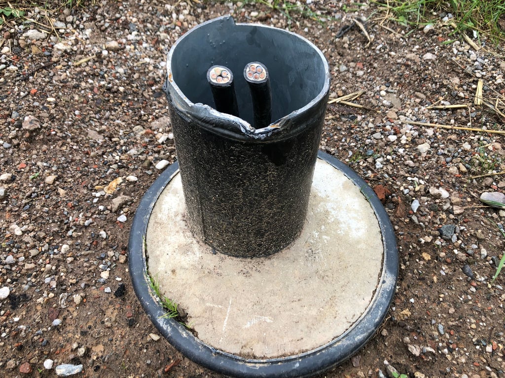 Von dem Lampenmast in der Alten Teucherner Dorfstraße in Trebnitz ist nur noch ein Stumpf übrig. Stromkabel ragen lose heraus.
