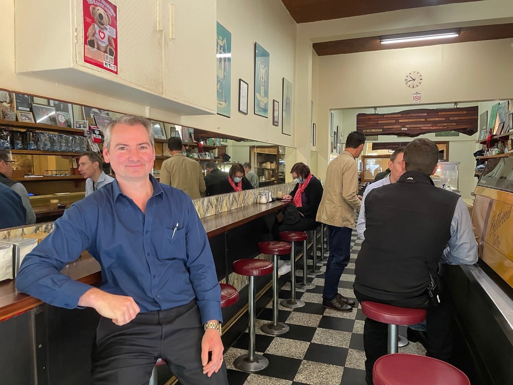 David Malaspina, der Besitzer von Pellegrini's Espresso Bar, sitzt in seinem Café. Die Expressobar ist eines der ältesten Cafés der Stadt, das noch im Originalzustand ist.