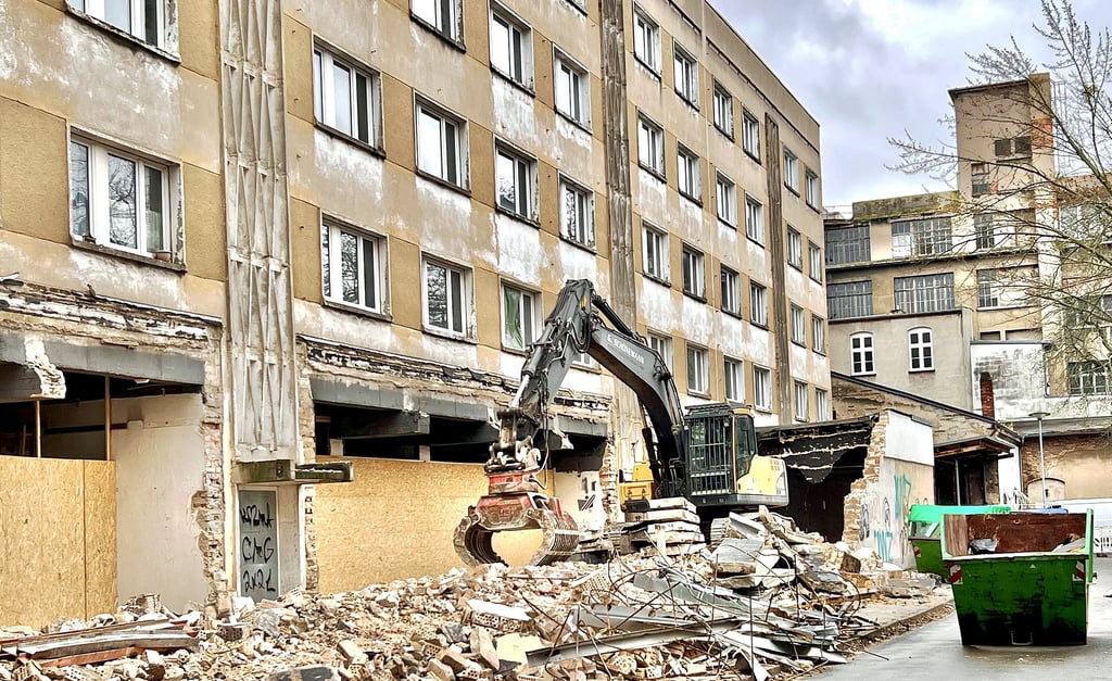Der Block Kavalierstrasse 58-64 wird für die Sanierung gründlich entkernt.  Begonnen wurde im Erdgeschoss.