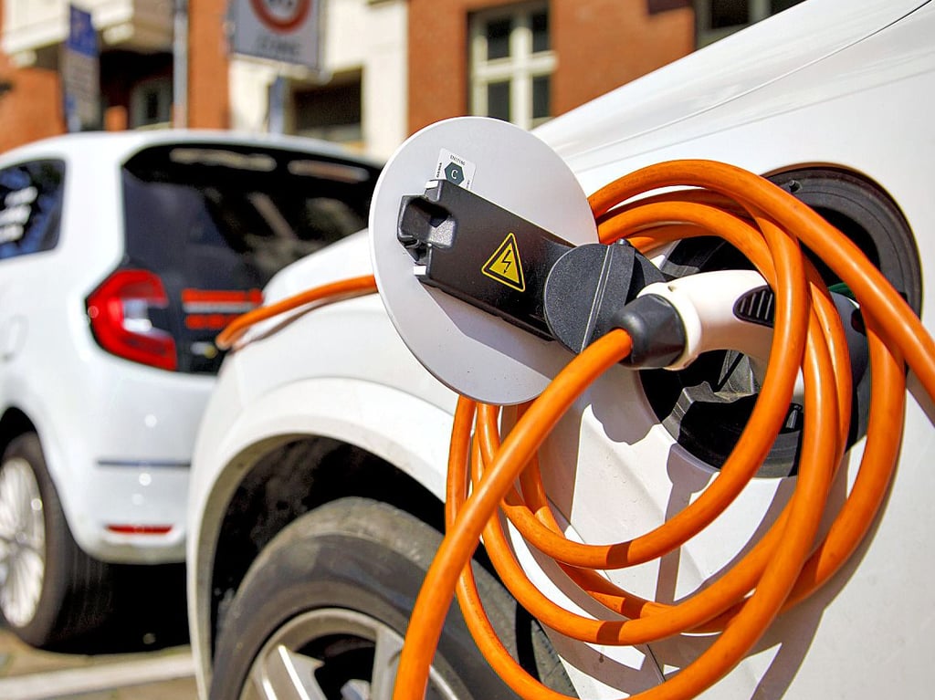 Im Landkreis Stendal steigt die Zahl der E-Autos konstant. Auch Fahrzeuge mit Dieselantrieb wurden 2022 wieder häufiger zugelassen.