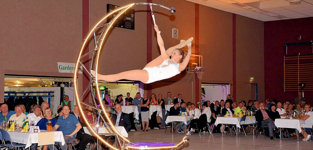 Showeinlagen wie diese von Mareike Linzer aus Cottbus gehörten zum Sportlerball der Osterburger Eintracht fest dazu. Ob das Ballvergnügen noch einmal eine Neuauflage erhält, ist fraglich.