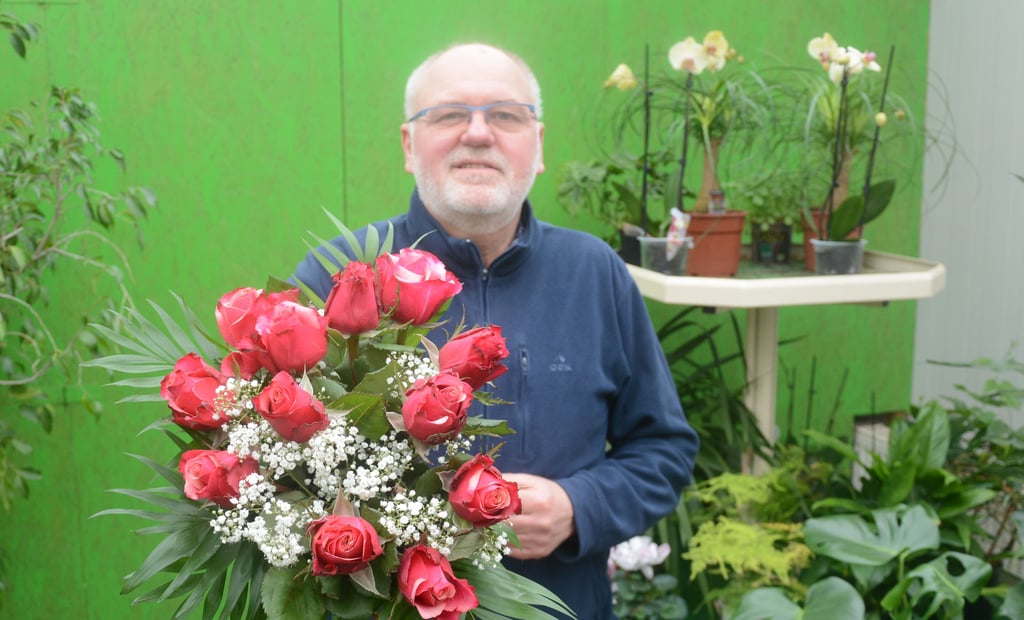 Blumenhändler Holger Wolf zeigt seine Rosen.
