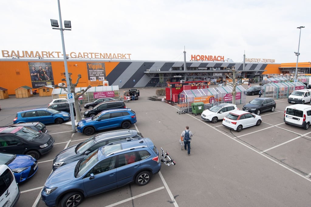 Auf Parkplätzen von Baumarkt, Supermarkt und Co. kommt es oft zu Zusammenstößen wegen vermeintlicher Vorfahrtsansprüche.