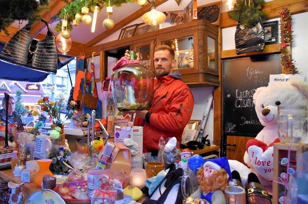 Ein Geschenke-Sammelsurium hält Christian Fleischer am Schrottwichtelstand auf dem Wintermarkt in Halle bereit. Am Freitag wird der Rest für den guten Zweck versteigert.