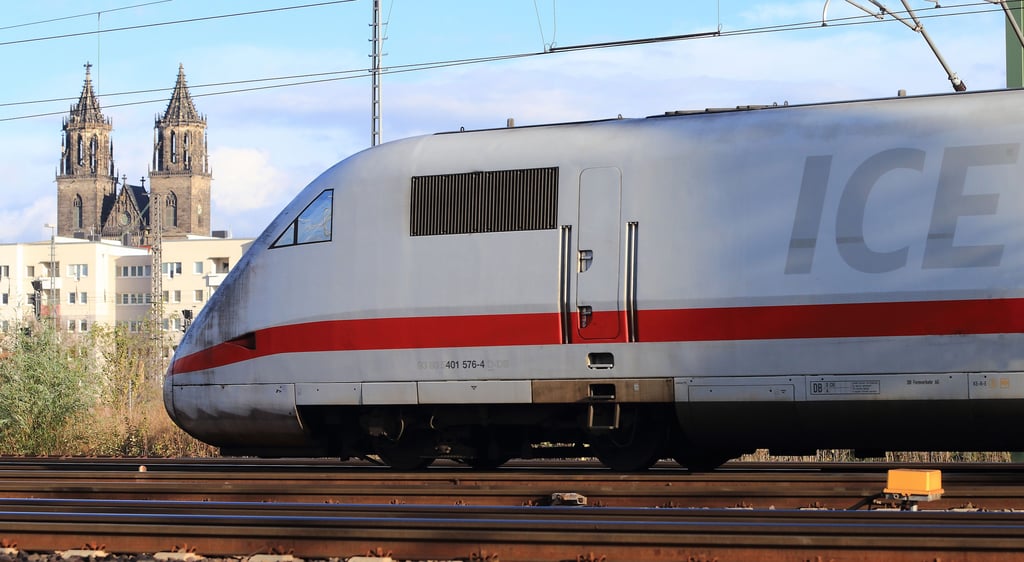 Ein Intercity Express vor der Kulisse der Magdeburger Altstadt. Auch eine ICE-Anbindung von Magdeburg ist nach wie vor Thema.