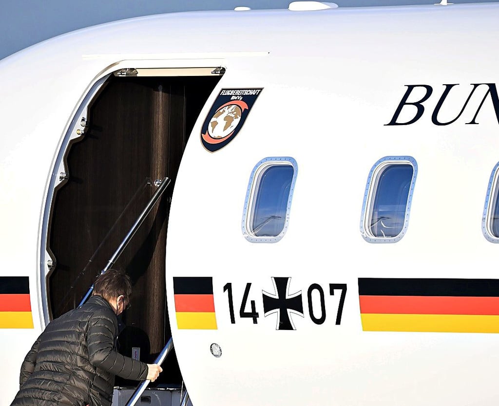 Bundesgesundheitsminister Karl Lauterbach (SPD) steigt gestern in Berlin-Schönefeld in einen Bombardier-Businessjet, um zur Weltgesundheitsorganisation (WHO) nach Genf zu fliegen.