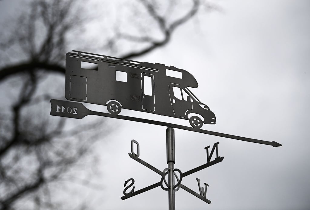 Ein Windrichtungsanzeiger in Form einer Wohnmobils ist auf dem Königlichen Campingpark Sanssouci aufgestellt.