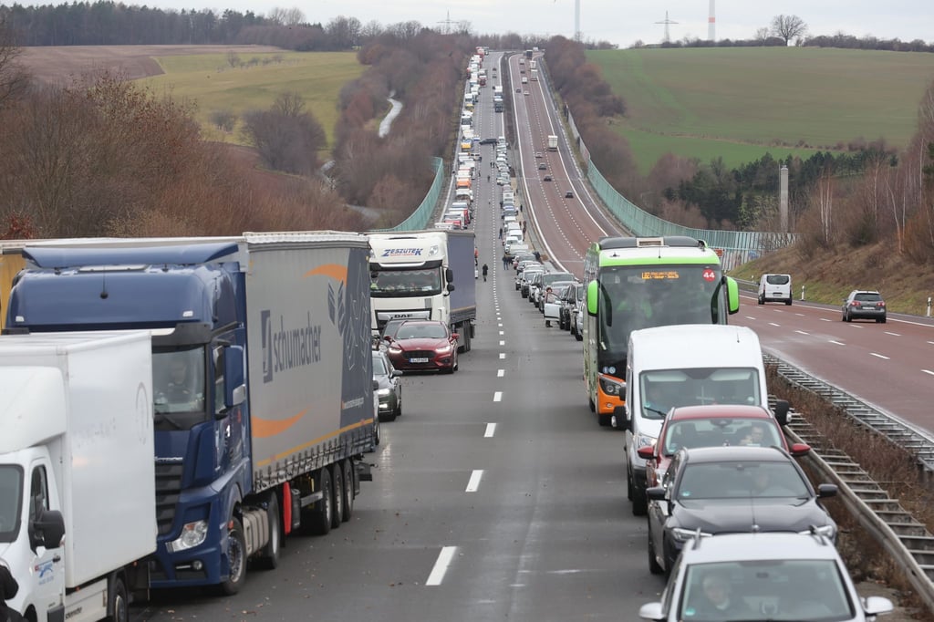 Fahrzeuge haben eine Rettungsgasse auf der Autobahn 4 gebildet.
