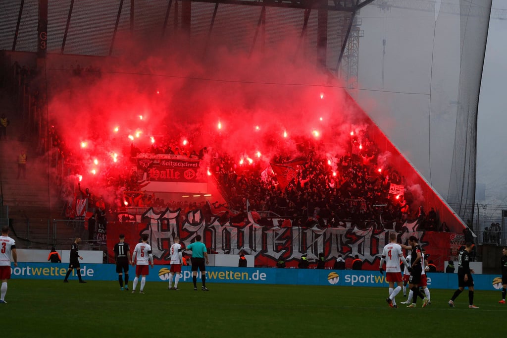 HFC-Fans sorgten mit dieser Pyroshow für eine Spielunterbrechung in Essen.
