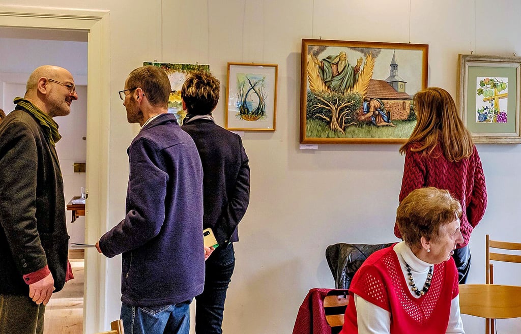Eröffnung der Ausstellung Dorfkirche Hohenlubast Dornbuschkirche im Confugium in Pouch. Nach dem Gottesdienst kam man ins Gespräch.