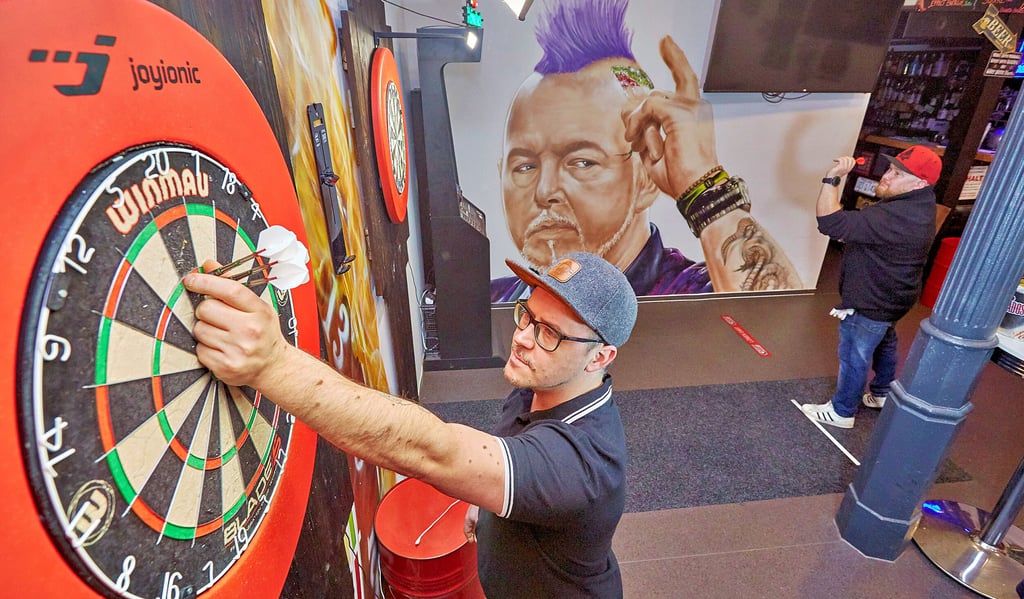 Patrick Töpfer (links), Betreiber von „Mr. Steels Dartsbar“ in Bernburg, und Nino Krüger sind begeisterte Fans des Kneipensports.
