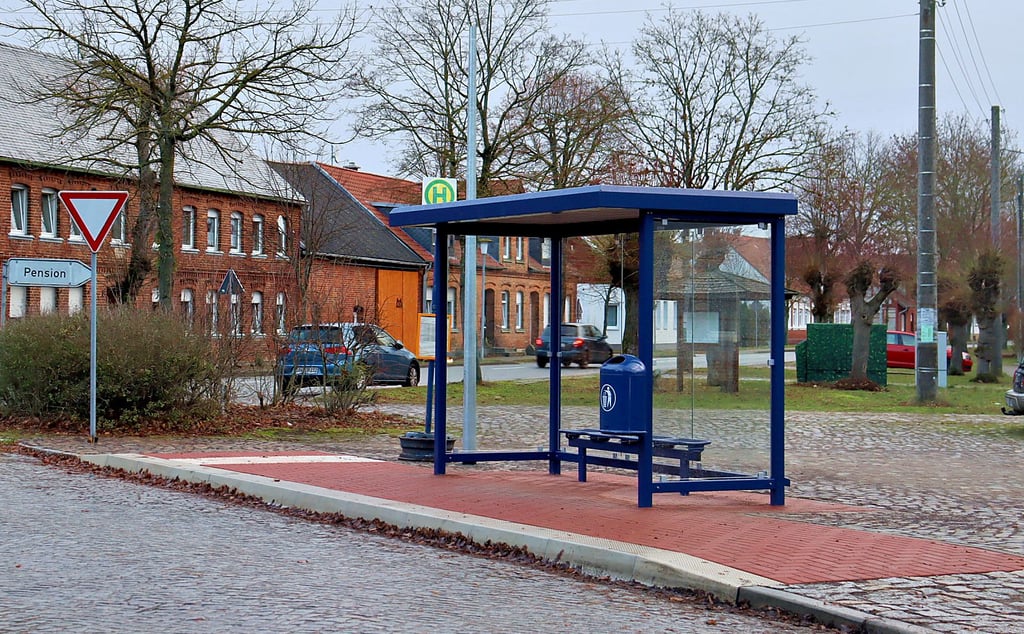 In Neuferchau wurde die Bushaltestelle auf dem Dorfplatz barrierefrei gemacht. Auch das Wartehäuschen steht.