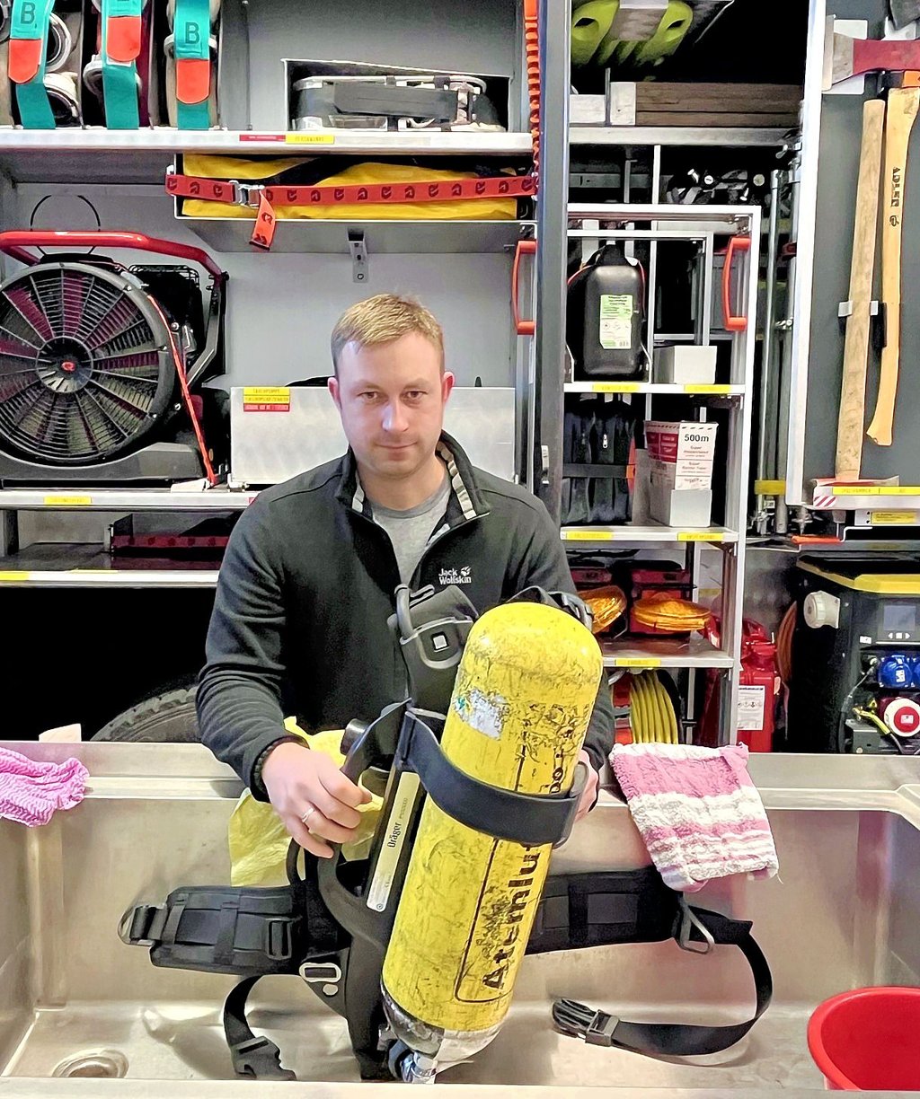 Tino Henschel zeigt, wie die Atemgeräte gesäubert werden.