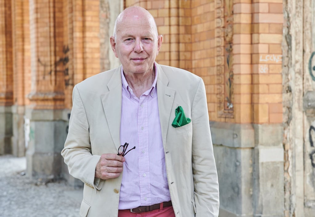 Christoph Stölzl, Gründungsdirektor für das Exilmuseum steht am Anhalter Bahnhof.