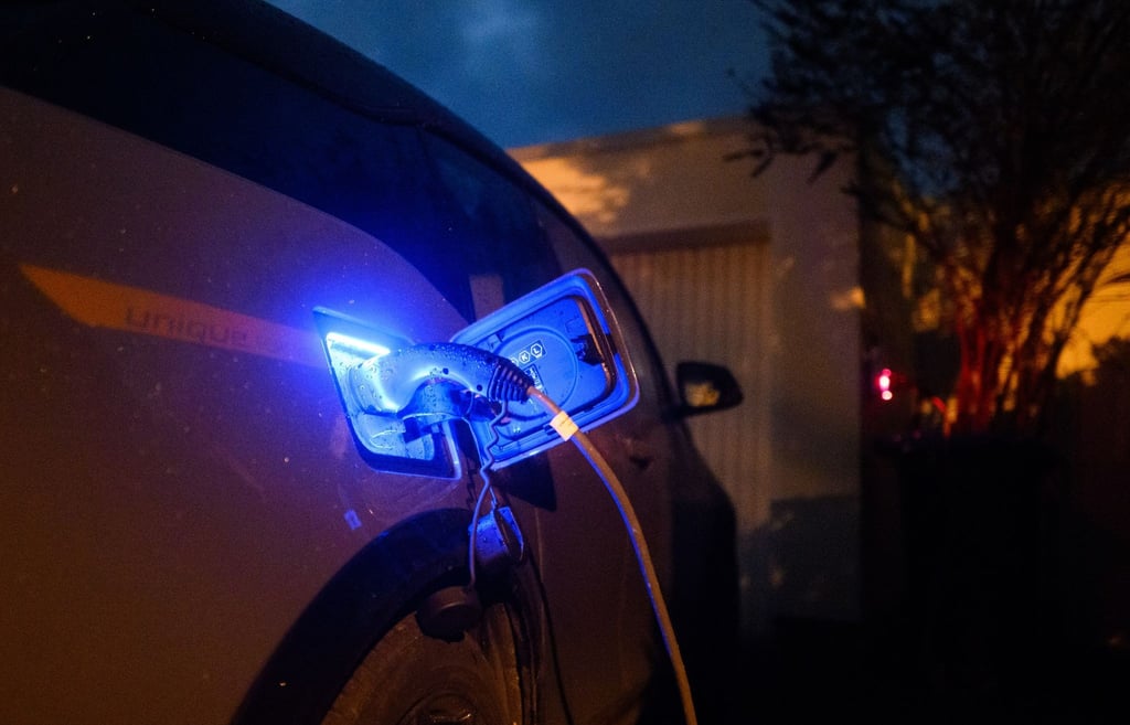 Der Umstieg auf E-Autos wird von steigenden Kosten und fehlender Infrastruktur gebremst.
